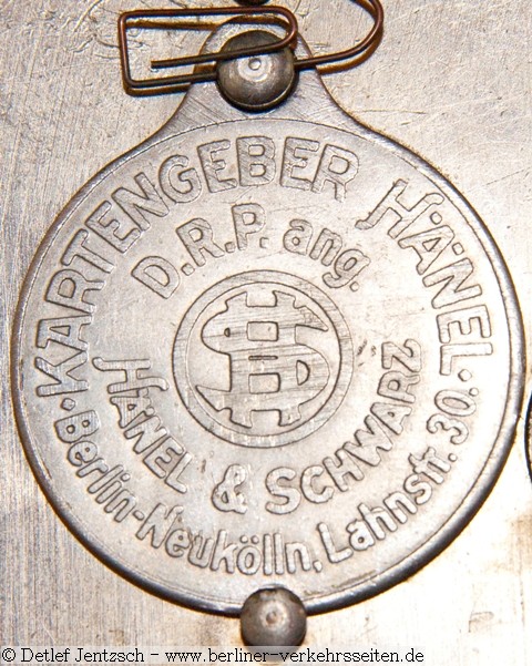 Fabrikschild "Hnel und Schwarz", Hersteller fr Fahrscheingeber bei den Berliner Verkehrsbetrieben (aus: U-Bahn Museum, Berlin)