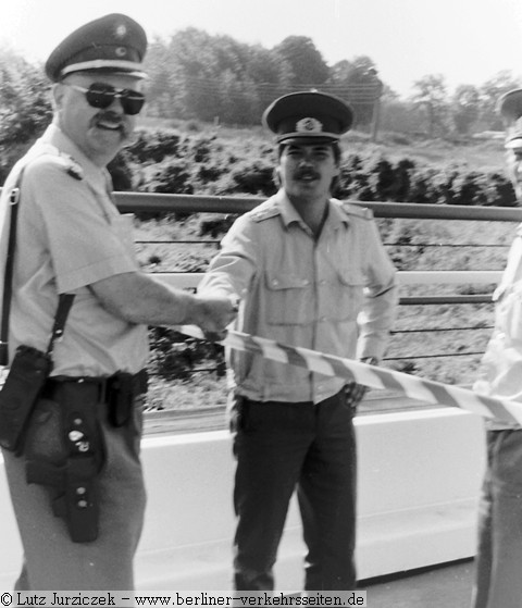 Links: Polizist Westberlin, rechts Staatsorgan der DDR