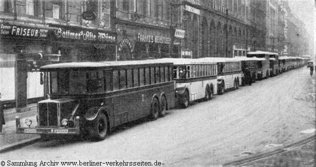 Aufstellung der Fernlinien- Wagen (1929) in Berlin (in einer Nebenstrasse vor dem Leipziger Platz)